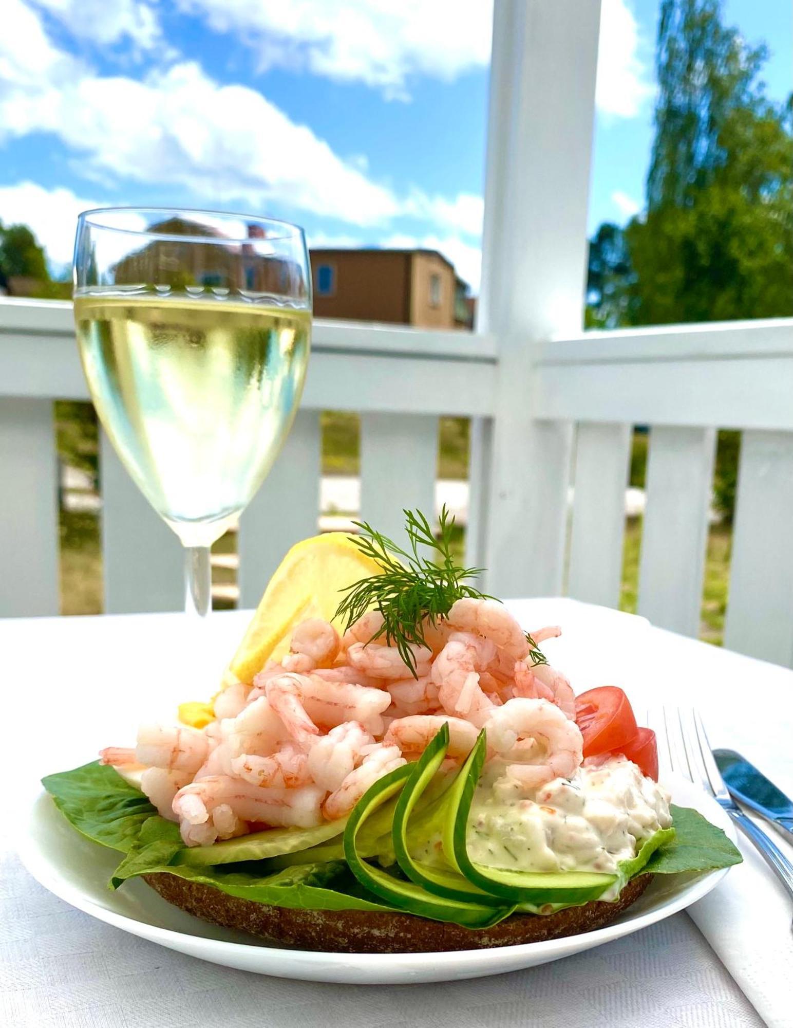 Gullringens Vaerdshus & Hotell Bagian luar foto